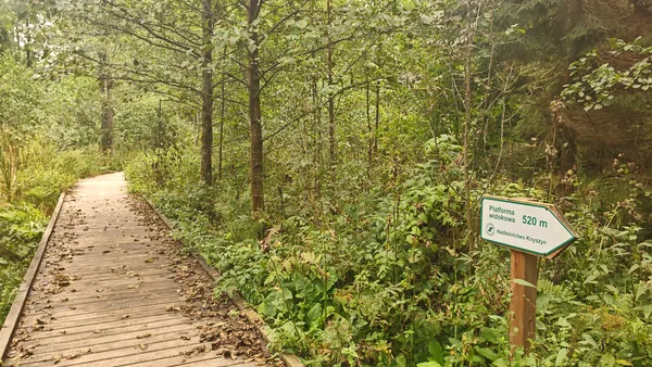 Drogowskaz „Źródliska 520 m” przy kładce.