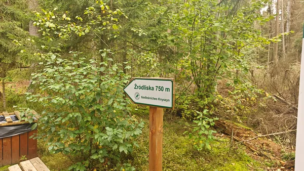 Drogowskaz przy wejściu na ścieżkę w rezerwacie.