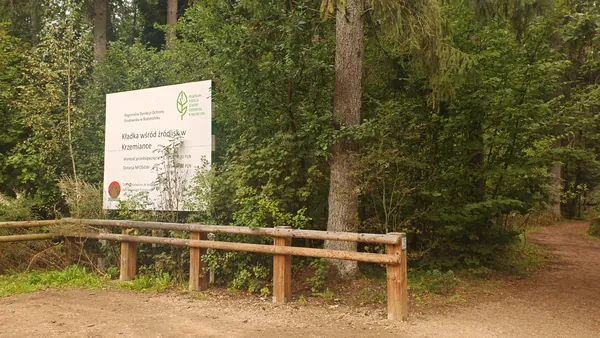 Tablica informacyjna na początku ścieżki edukacyjnej.