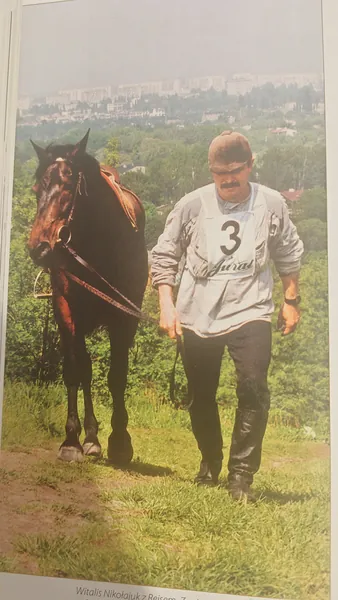 Witalis Nikołajuk z koniem Rejs podczas rajdu długodystansowego.